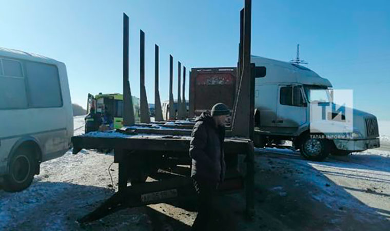 На трассе в Татарстане фура врезалась в вахтовый автобус