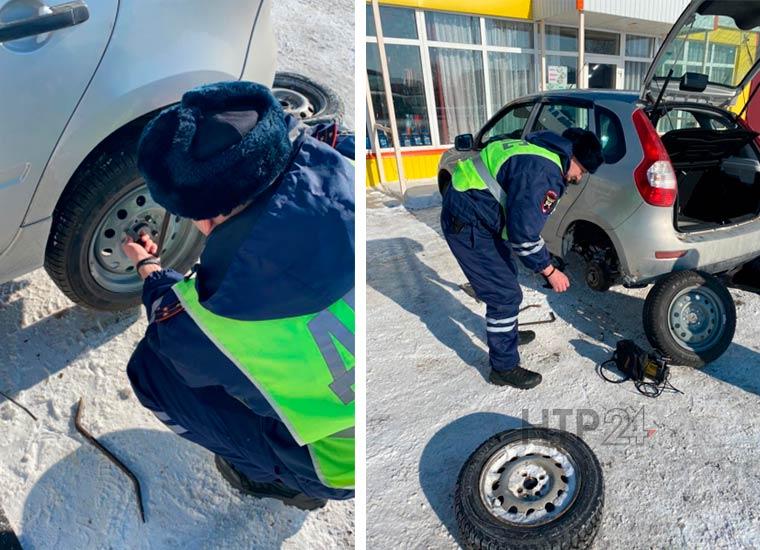 Автоинспекторы помогли девушке за рулём, у которой пробило колесо на дороге Чистополь — Нижнекамск