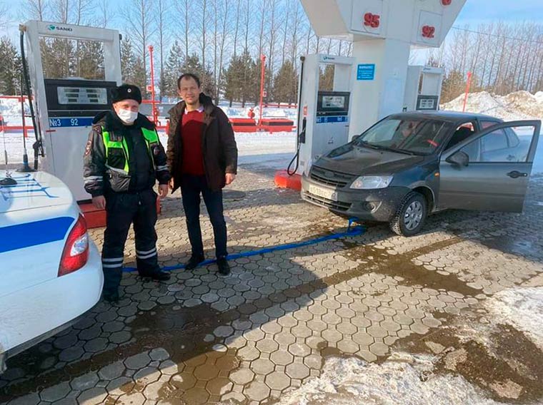 Нижнекамские инспекторы ДПС помогли казанскому водителю, у которого кончился бензин на трассе