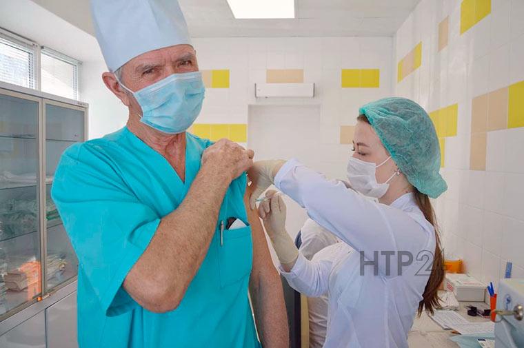 Врачи детской больницы Нижнекамска привились от коронавируса