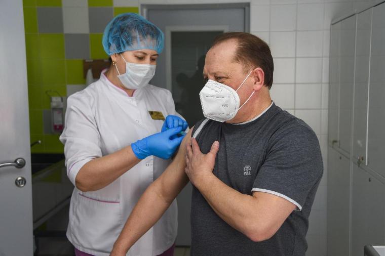 Мэр Нижнекамска сделал прививку от коронавируса