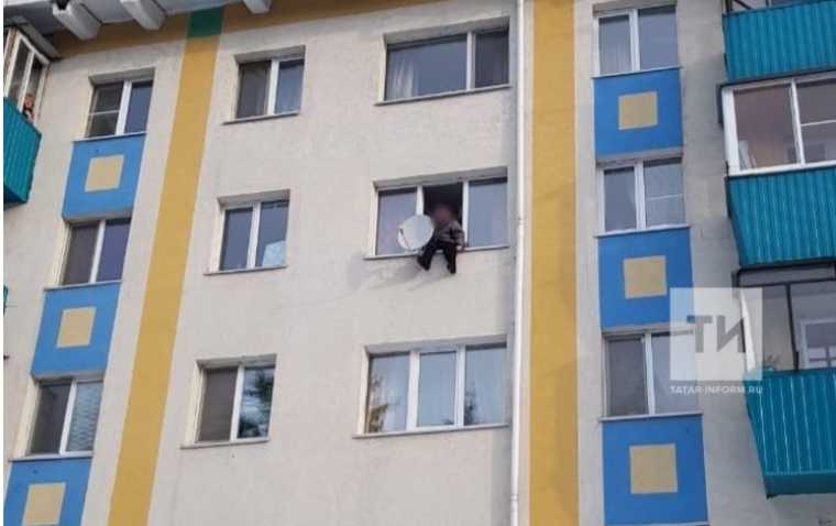 В Татарстане спасли женщину, сидевшую на окне