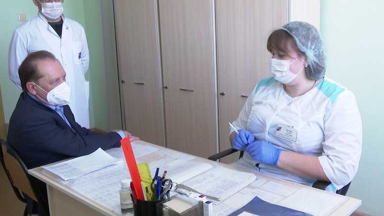 Мэр Нижнекамска Айдар Метшин сообщил, что после вакцины от COVID-19 хорошо себя чувствует