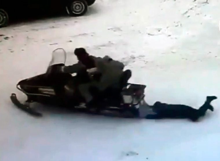 В Татарстане мужчина на снегоходе на скорости сбил ребёнка и скрылся с места