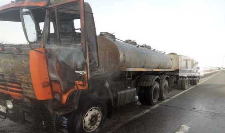 В Татарстане на автодороге загорелся грузовик с молоком