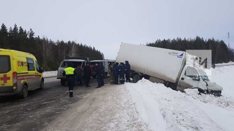 В Татарстане на автотрассе столкнулись два грузовика