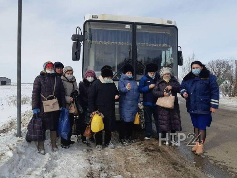В Нижнекамске пассажирам пригородных автобусов раздали фонарики