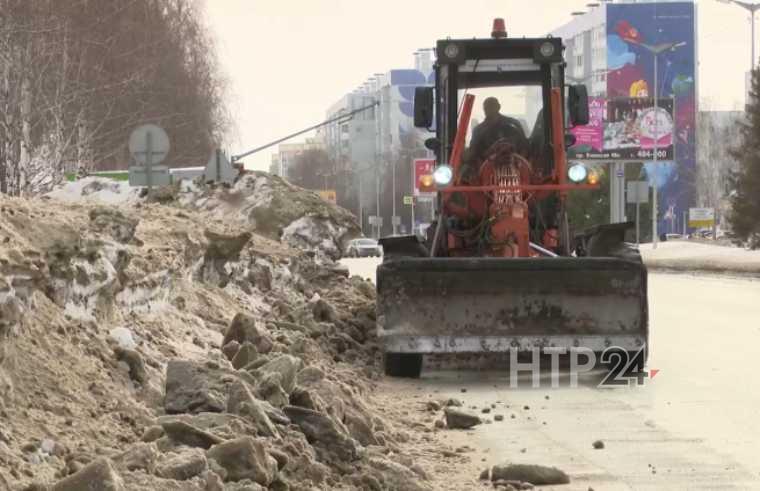 В Нижнекамске коммунальщики продолжают очищать дороги от снега