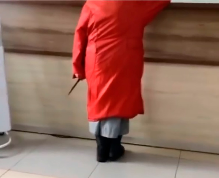 В Заинске бабушка пришла в больницу с ножом