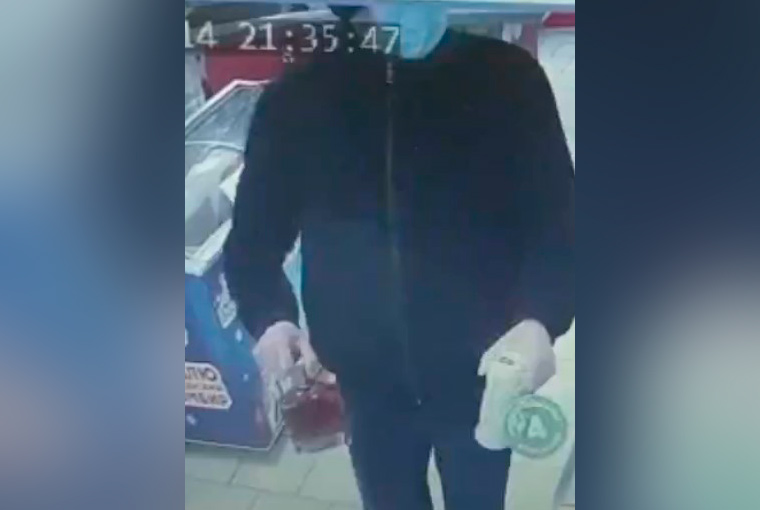 В Нижнекамске мужчина нашёл карту и потратил с неё более 4 тыс. рублей, его ищет полиция