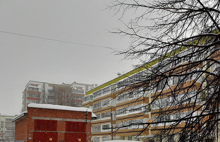 Работника жилищной управляющей компании на крыше нижнекамской пятиэтажки приняли за самоубийцу