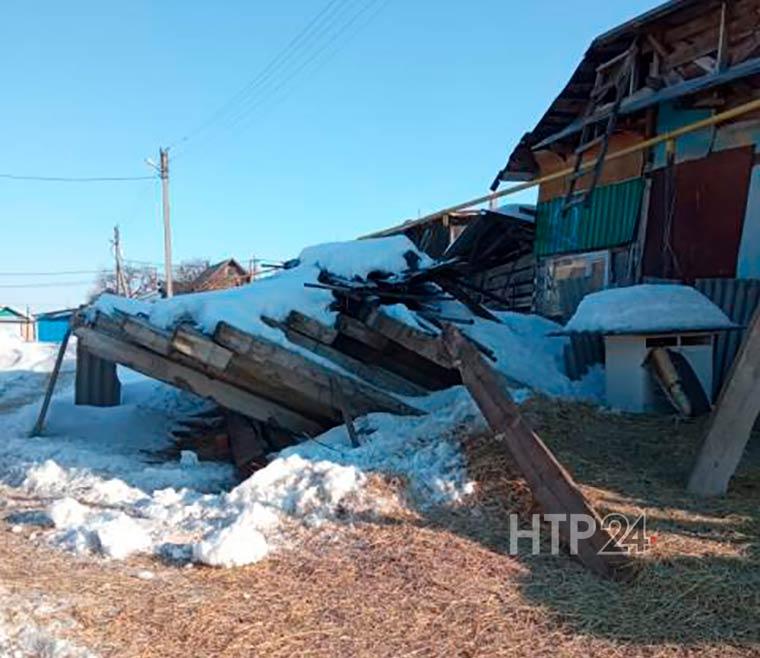 В селе под Нижнекамском жильцы дома устроили свалку на проезжей части