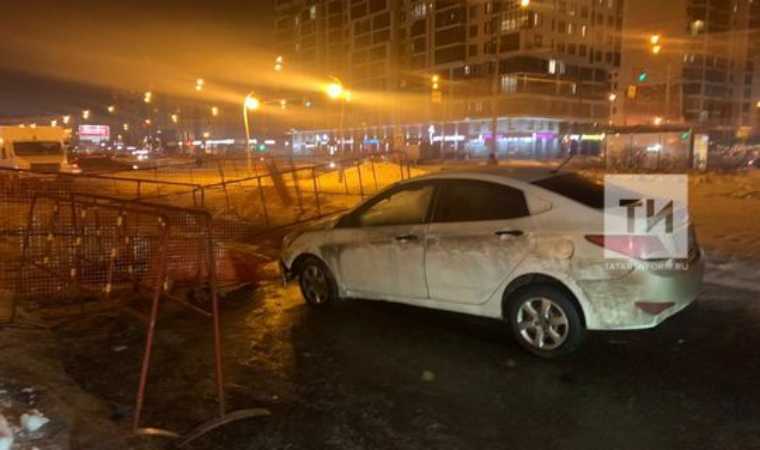 В Татарстане машина провалилась в большую яму