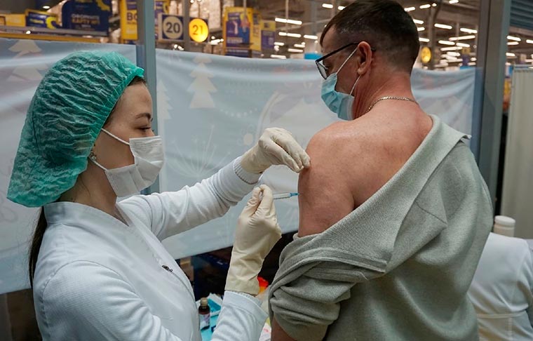 Прививку от коронавируса сделали почти 10 тысяч нижнекамцев