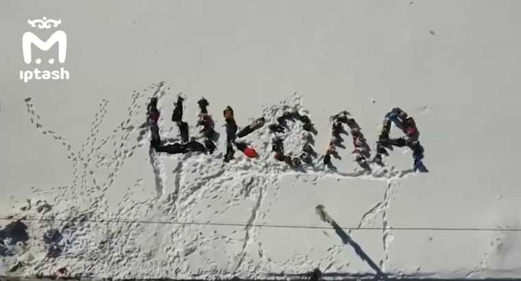 В Казани дети встали на колени, чтобы выложить на снегу слово «школа»