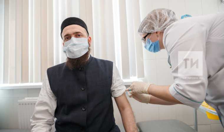 Муфтий Татарстана сделал прививку от SARS-CoV-2