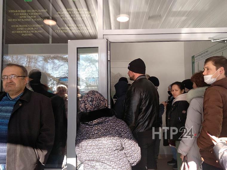Утром в Нижнекамске у отдела судебных приставов собралась очередь
