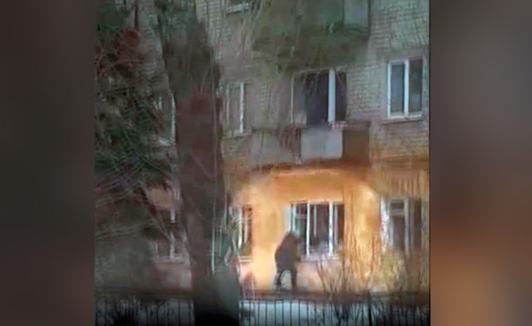 В  Казани молодая мама с ребёнком выходит из дома через окно квартиры