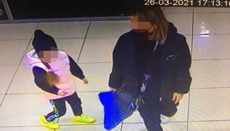 В Нижнекамске мать с ребёнком украла футболку из магазина