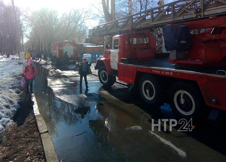 На территории школы в Нижнекамске произошёл пожар