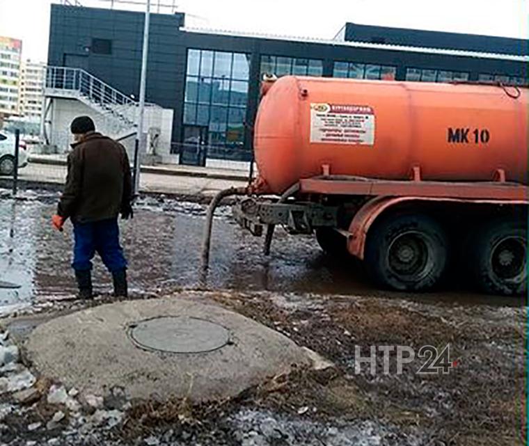 В Нижнекамске начали откачивать воду из огромной лужи за фитнес-центром на ул. Корабельной