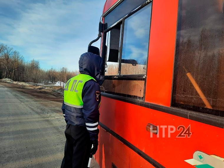 В ходе рейда нижнекамские инспекторы ДПС выявили 11 неисправных автобусов