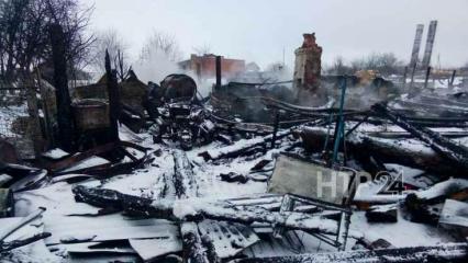Дознаватели выясняют причины пожара под Нижнекамском, из-за которого люди потеряли все имущество