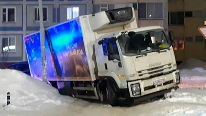 В Нижнекамске сотрудники ГИБДД помогли вызволить провалившийся в сугроб грузовик