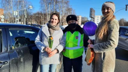 В Нижнекамске сотрудники ГИБДД поздравили женщин-водителей с наступающим 8 марта