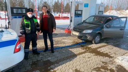 Нижнекамские инспекторы ДПС помогли казанскому водителю, у которого кончился бензин на трассе