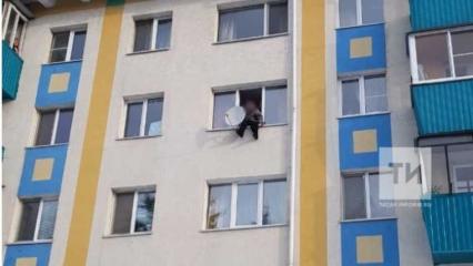 В Татарстане спасли женщину, сидевшую на окне - НТР 24