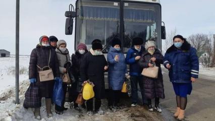 В Нижнекамске пассажирам пригородных автобусов раздали фонарики
