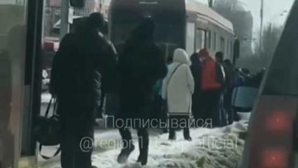 В соцсетях появилось видео, на котором казанцы толкали застрявший трамвай