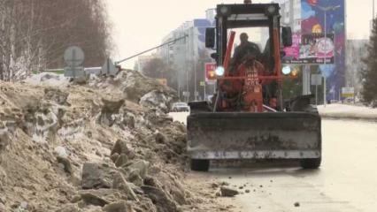 В Нижнекамске коммунальщики продолжают очищать дороги от снега