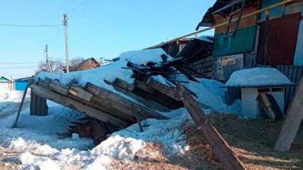 В селе под Нижнекамском жильцы дома устроили свалку на проезжей части