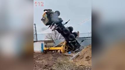 На Кубани упавший автокран раздавил рабочего, трагедию снял на видео очевидец - НТР 24