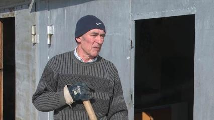 В Нижнекамске владельцы гаражей в одном из кооперативов спасают имущество от подтопления