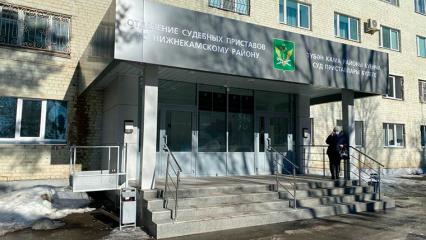 В Нижнекамске молодой человек порезал себя в здании судебных приставов - НТР 24