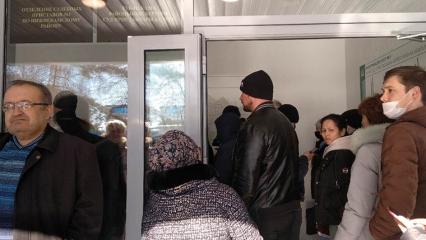 Утром в Нижнекамске у отдела судебных приставов собралась очередь - НТР 24