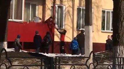 В Нижнекамске дети потушили пожар на балконе пятиэтажки снегом