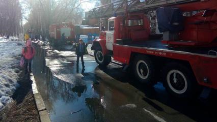 На территории школы в Нижнекамске произошёл пожар