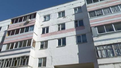 С фасада нижнекамской пятиэтажки падает штукатурка — жильцы опасаются несчастного случая