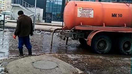 В Нижнекамске начали откачивать воду из огромной лужи за фитнес-центром на ул. Корабельной