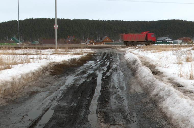 В селе Нижнекамского района дорога превратилась в болото, но заасфальтируют участок у исполкома