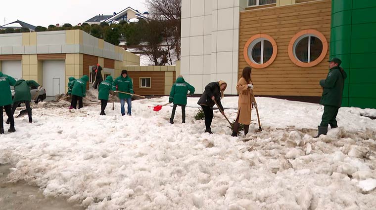 В Нижнекамске началась уборка улиц от снега и мусора