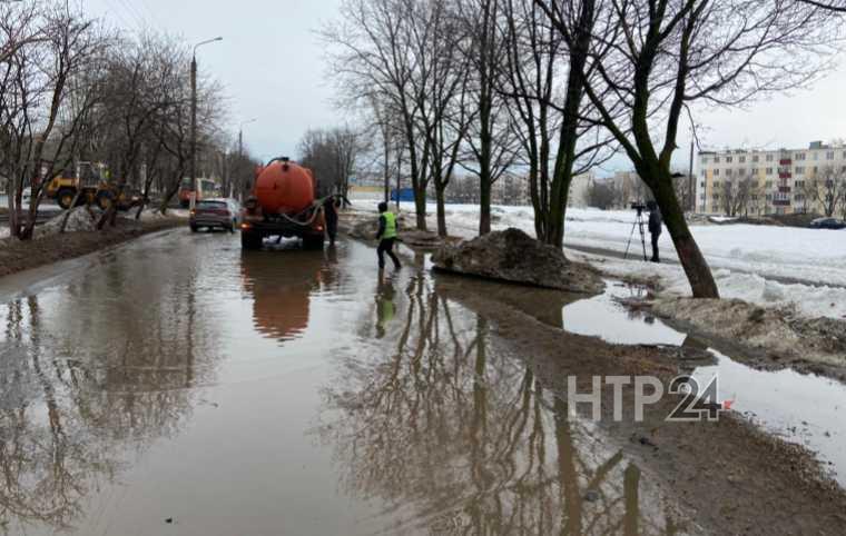 В Нижнекамске начали откачивать лужу на пр.Химиков, из-за которой пострадали два автовладельца