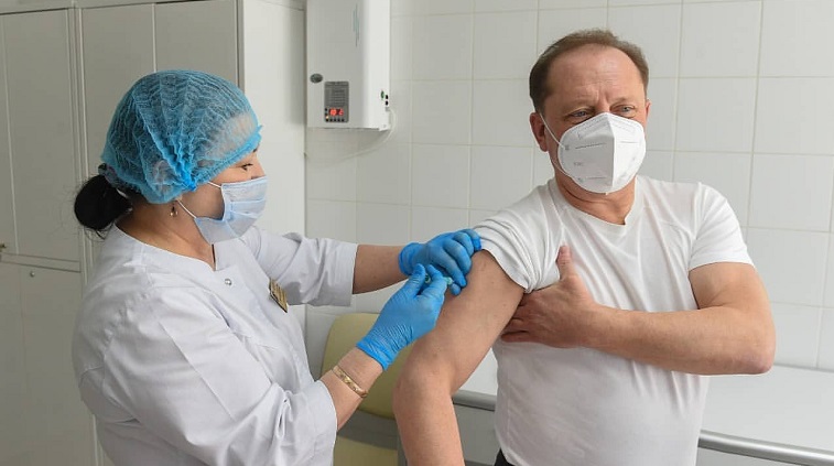 Мэр Нижнекамска прошел вакцинацию вторым компонентом вакцины «Спутник V»