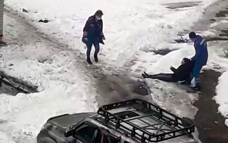 Врачи скорой помощи в Нижнекамске протащили человека по снегу и грязи