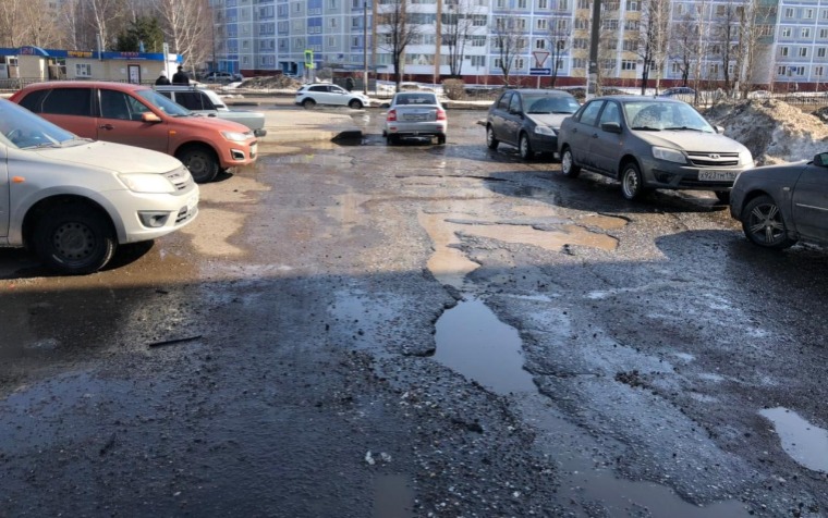 Нижнекамец показал плачевное состояние дороги на пр.Шинников