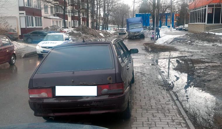 В Нижнекамске оштрафовали водителей, которые припарковались на тротуаре у детской поликлиники